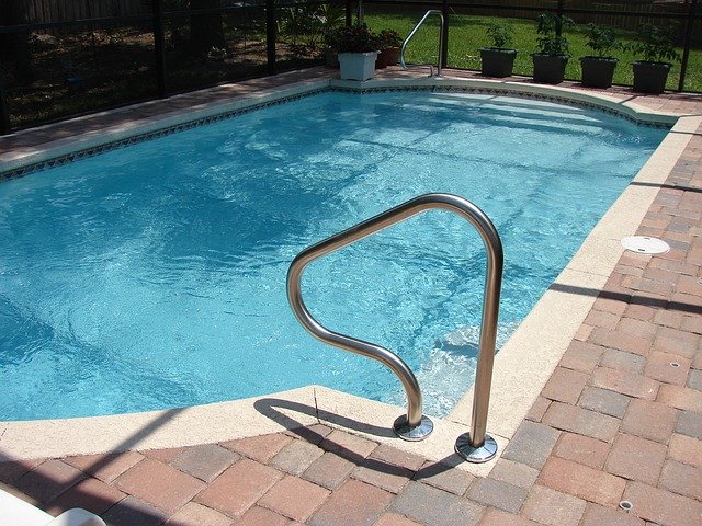 bazén v zahradě